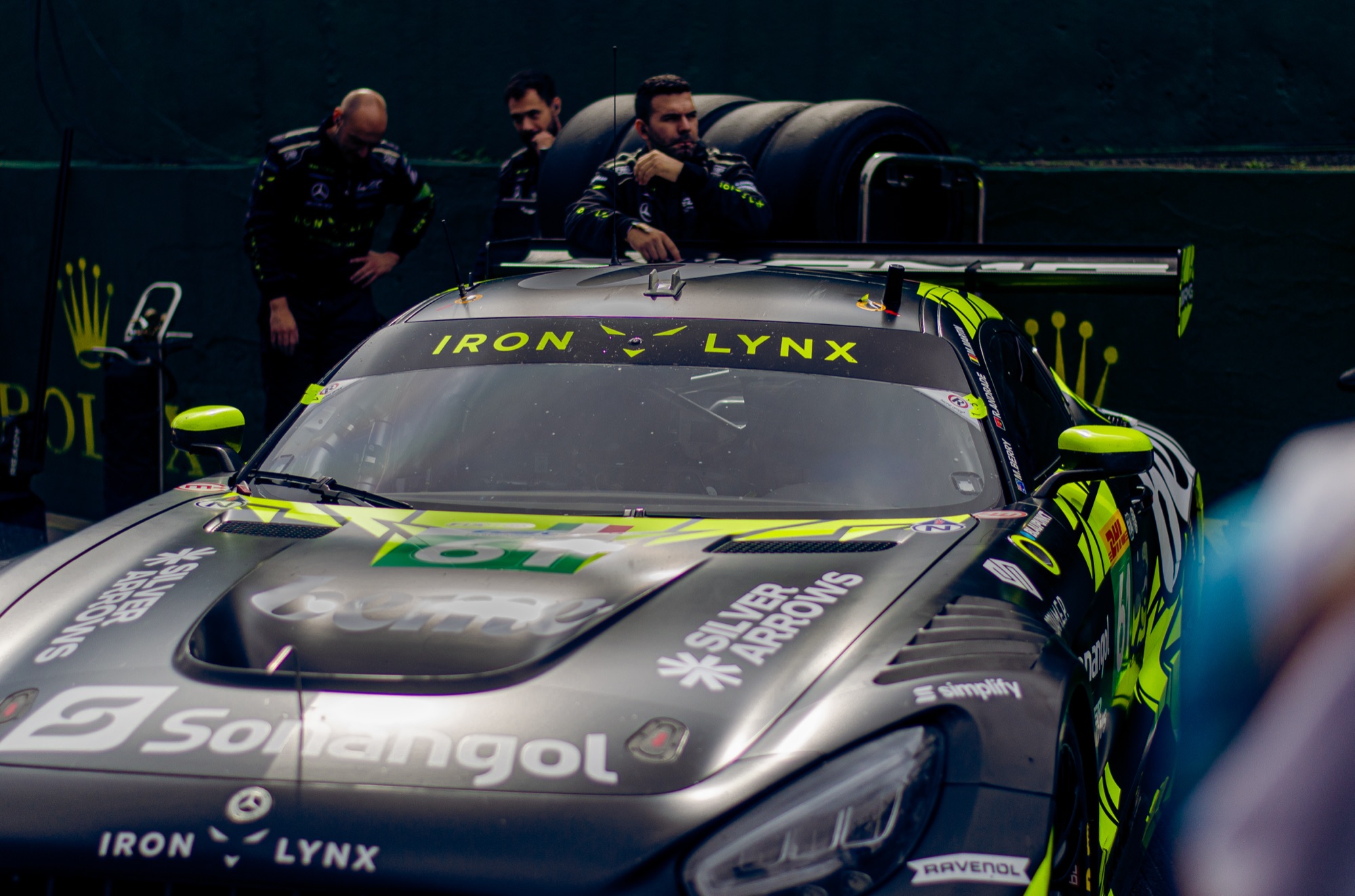 Equipe da Iron Lynx debruçada sobre o Mercedes-AMG GT3 #61 no box
