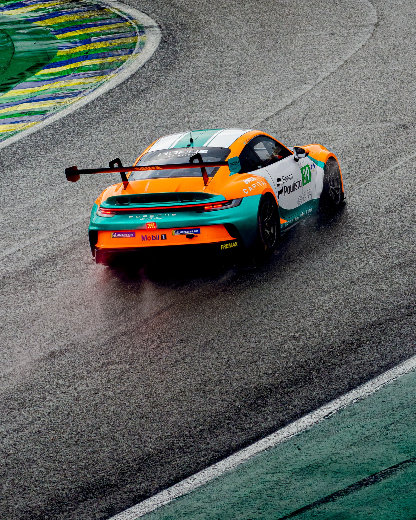 Porsche 911 GT3 Cup #39 de Souza levantando água na pista molhada de Interlagos